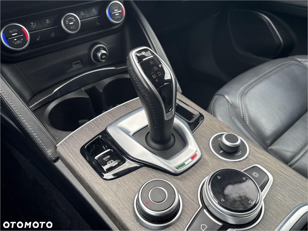 Alfa Romeo Stelvio 2.0 Turbo TI Q4 - 14