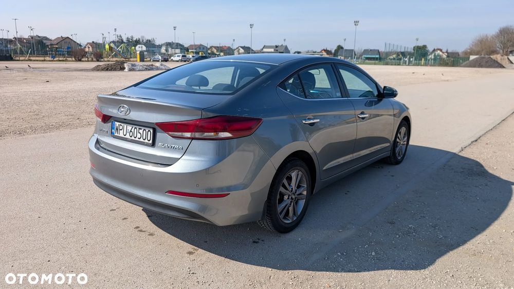 Hyundai Elantra - 10