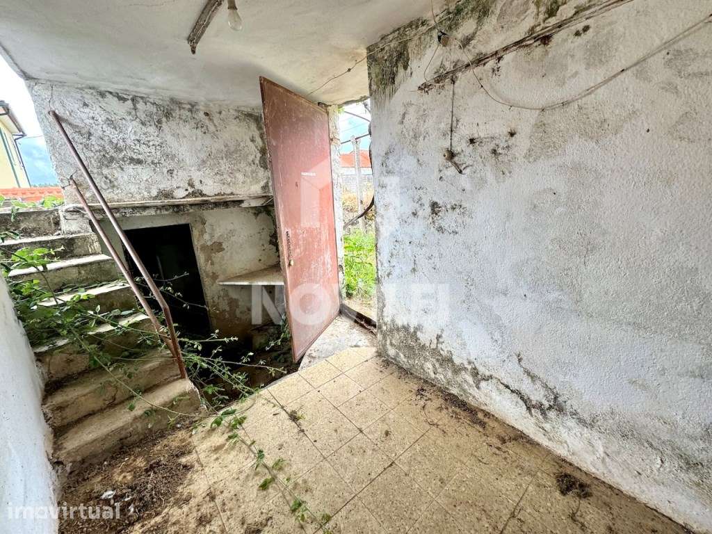 Moradia para reconstruir, no centro de uma pacata aldeia. - Grande imagem: 5/17