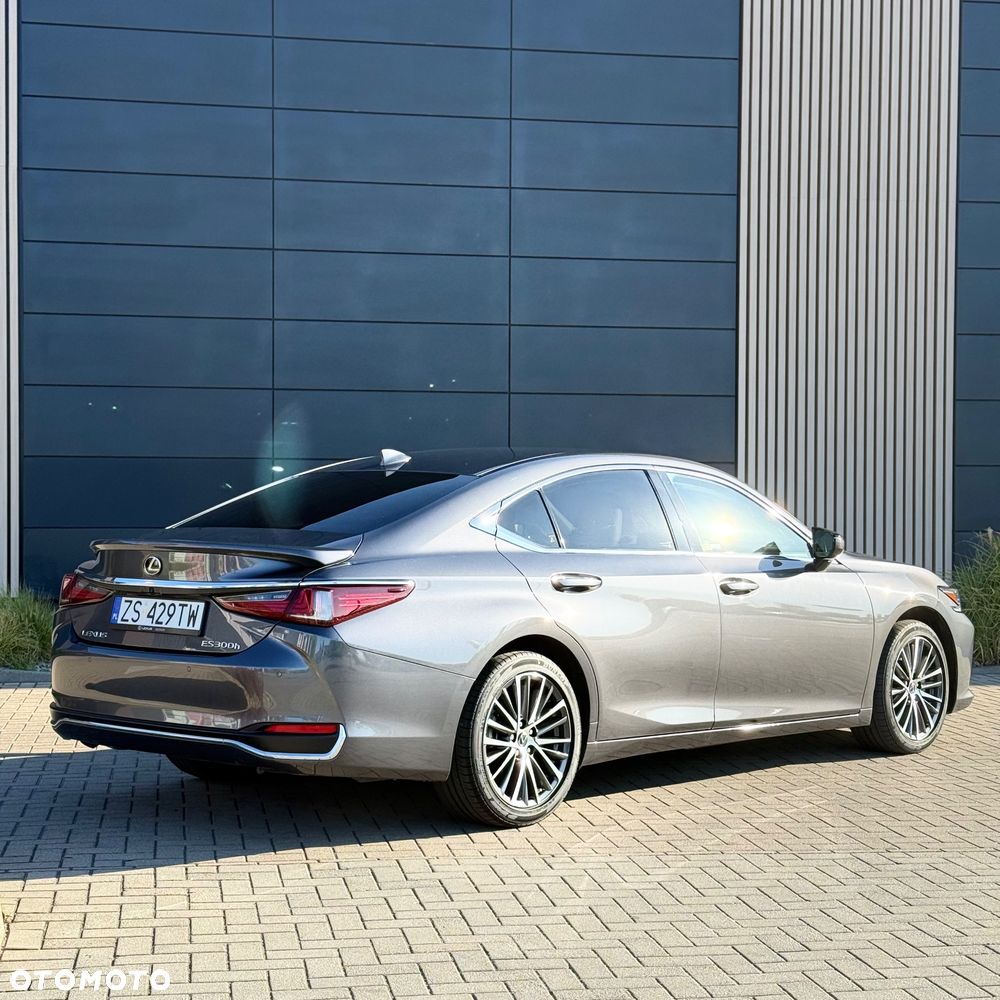 Lexus ES 300h Business Edition - 4