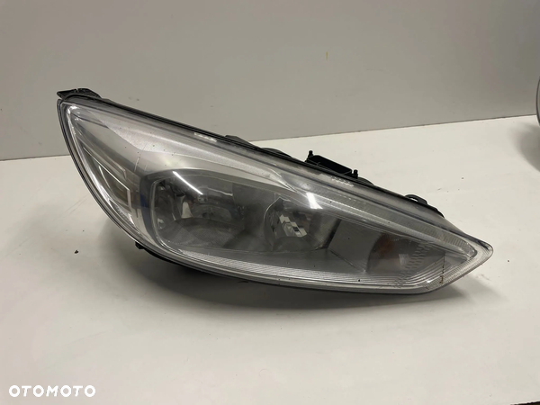 Ford Focus mk3 EU lampa prawa