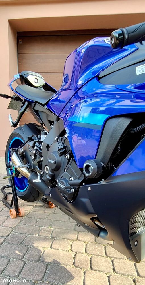 Yamaha R1 - 9