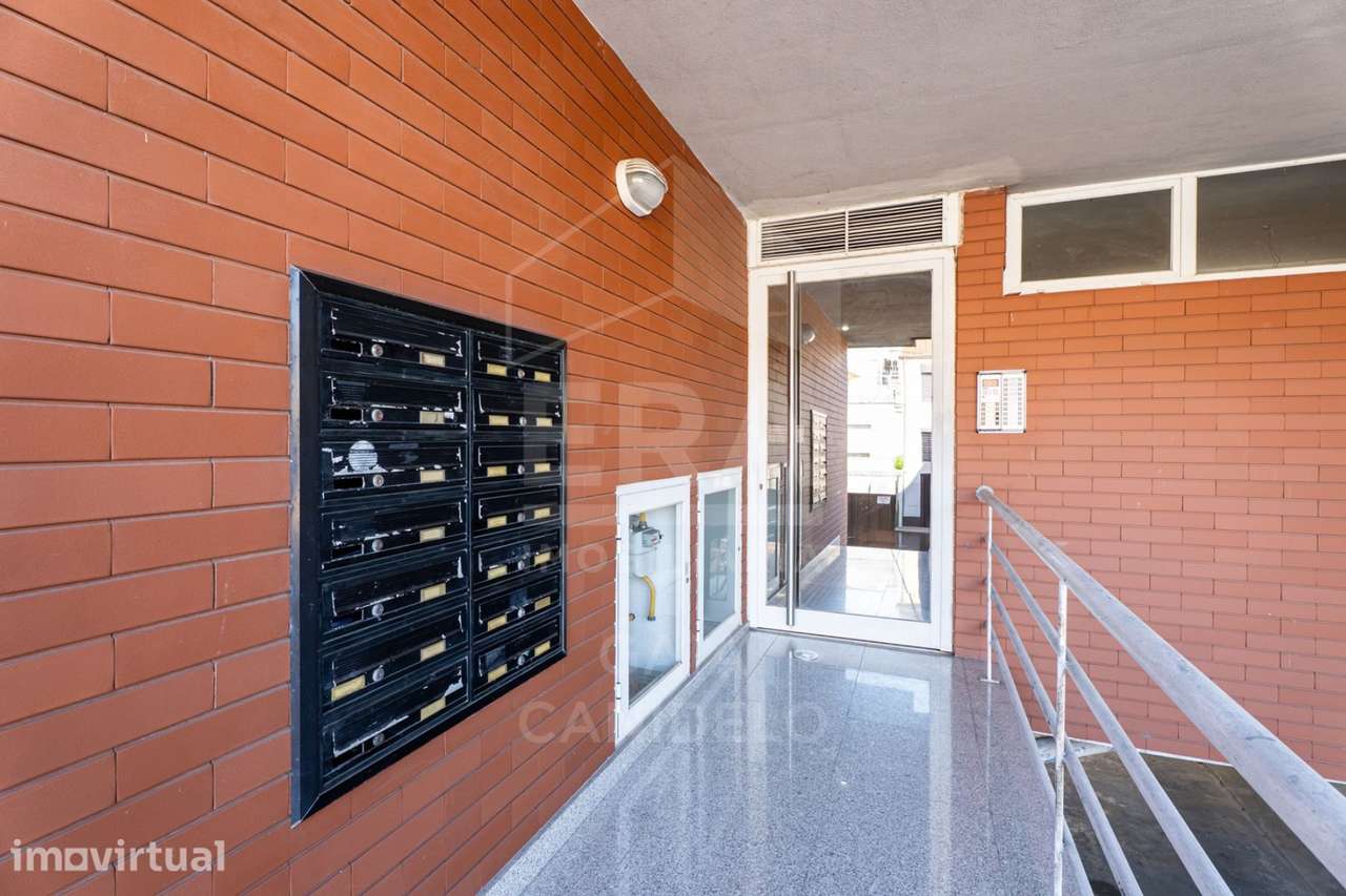T2 com Terraço junto ao Metro - Grande imagem: 3/24