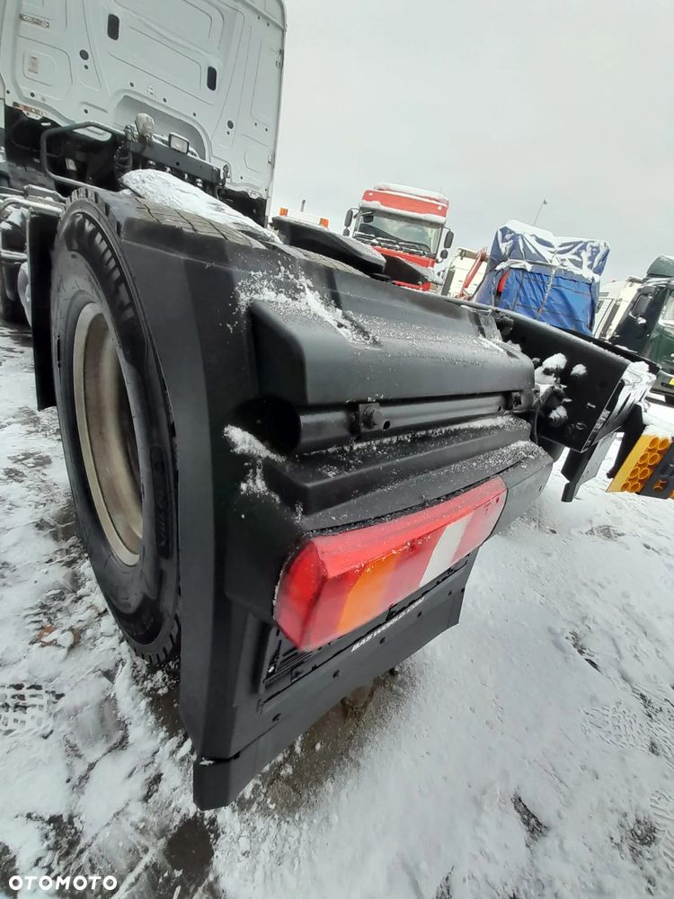 Mercedes Actros MP4 błotnik tylny PRAWY / lampa / rura / błotnik komplet - 1