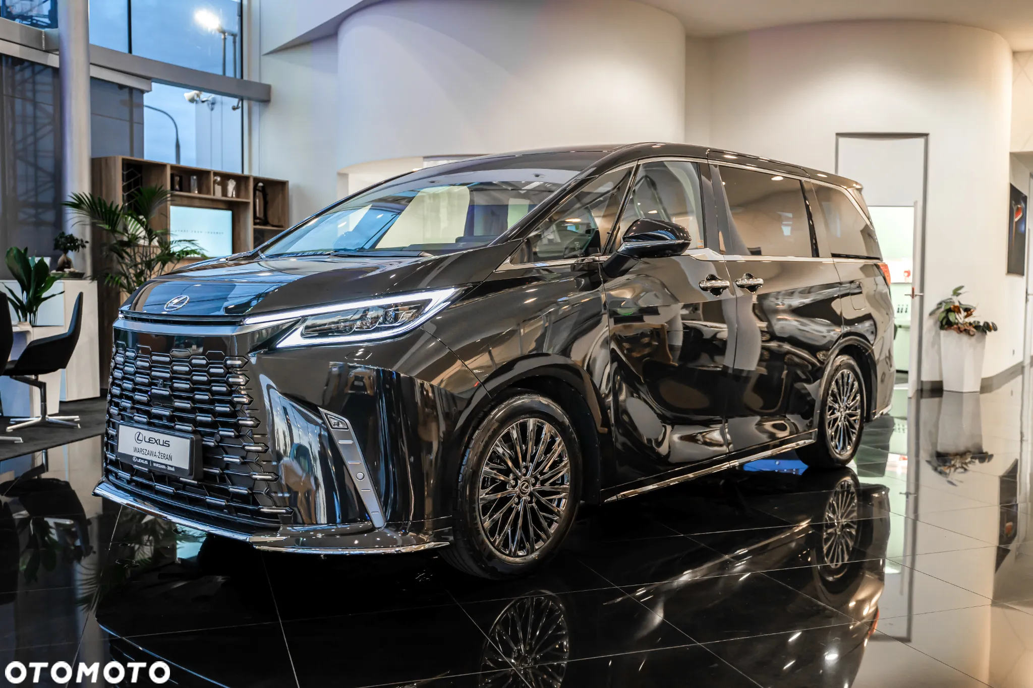 Lexus LM - 5