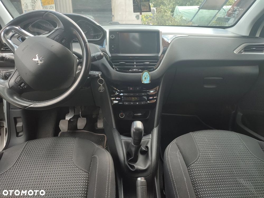 Peugeot 208 - 6
