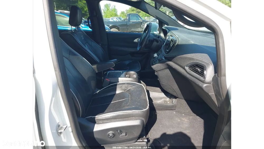 Chrysler Pacifica - 10
