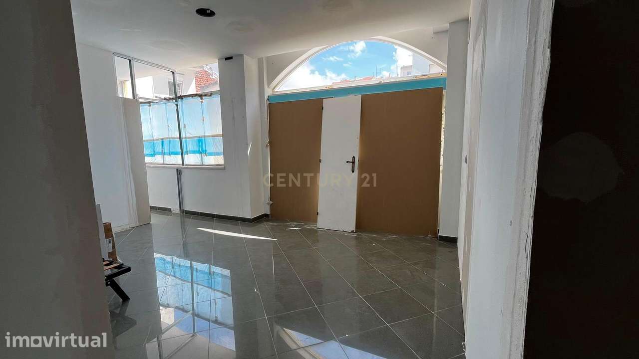 T2 em Fase de Conversão com Logradouro e Garagem Box | Encosta do Sol - Grande imagem: 5/12