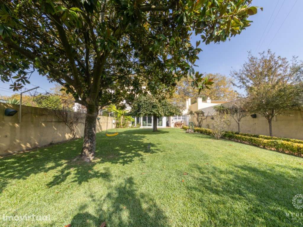 Moradia T5 em Miramar com Espaço, Luz Natural e Potencial para Piscina - Grande imagem: 5/25