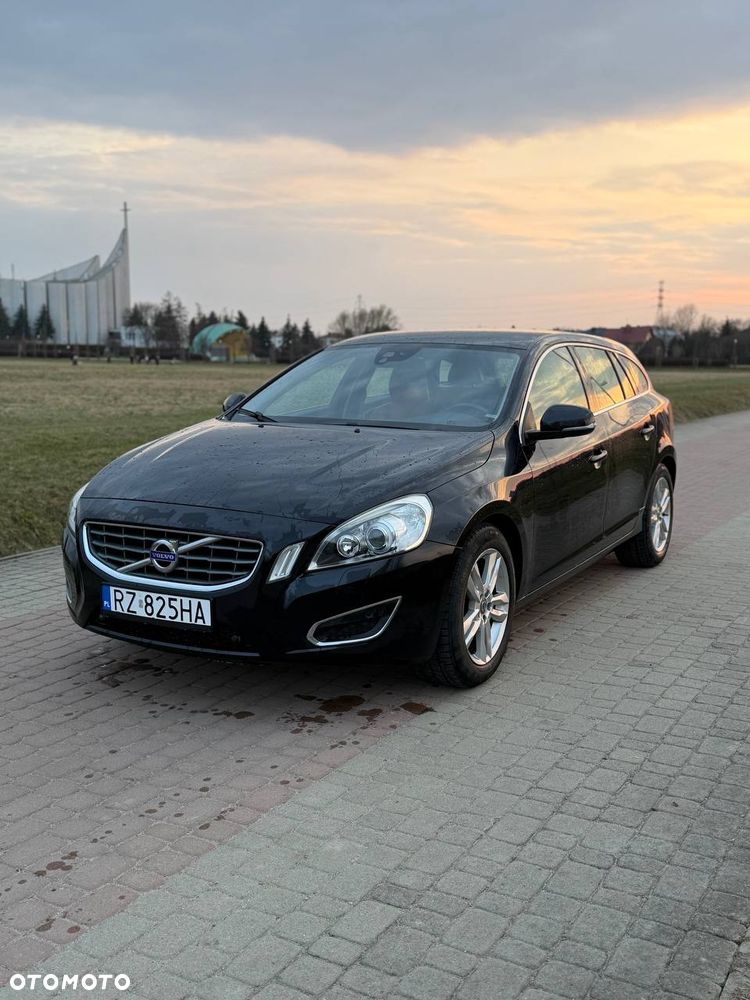 Volvo V60 T3 Summum - 1