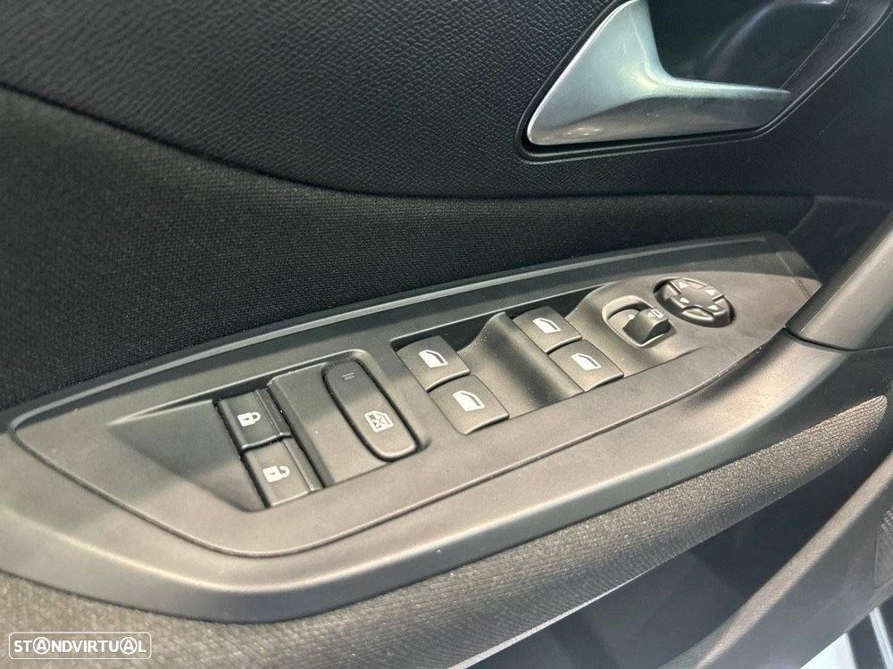 Peugeot 308 1.2 Hybrid Style e-DCS6 - 24