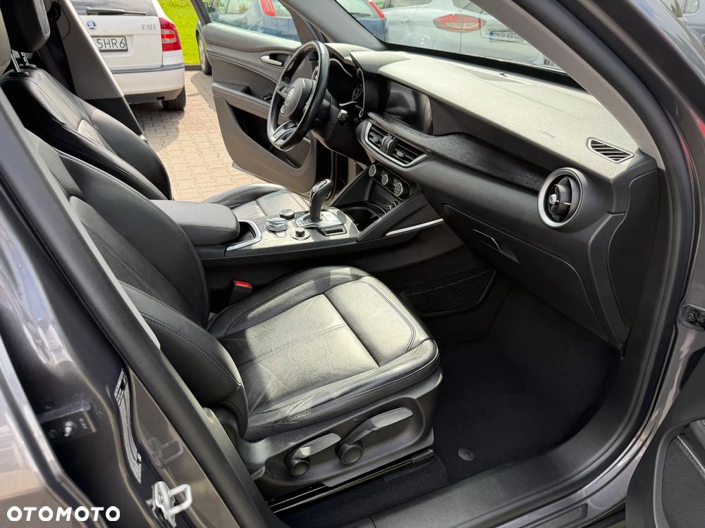 Alfa Romeo Stelvio - 14