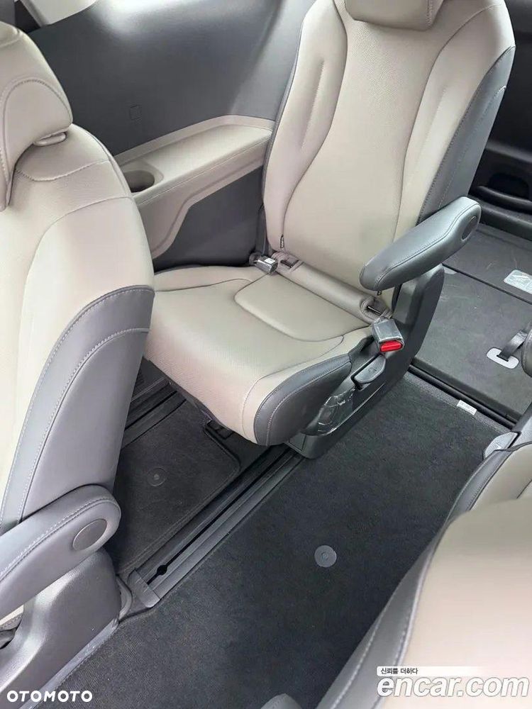 Kia Carnival - 12