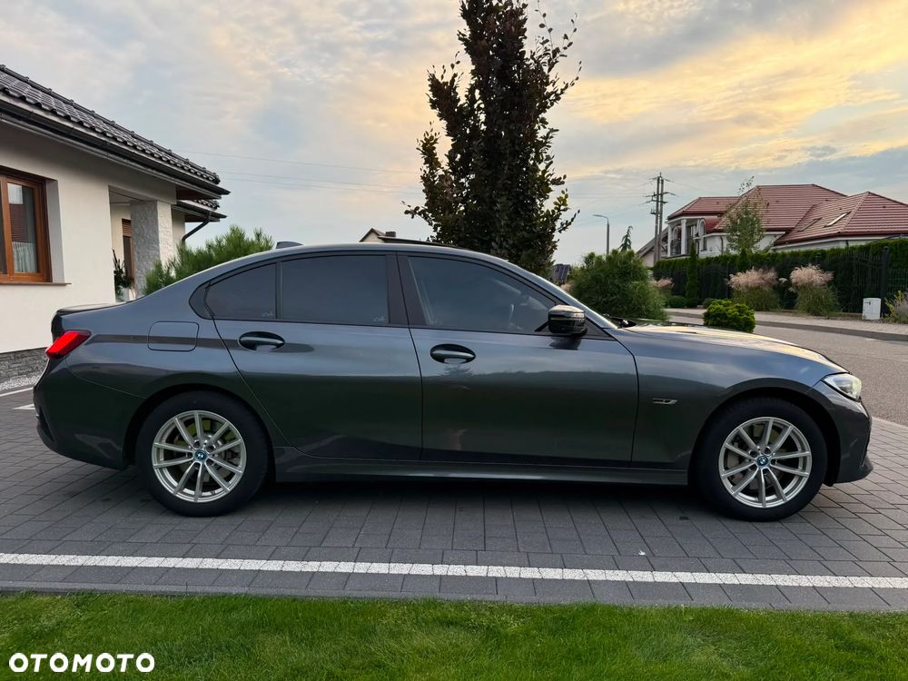BMW Seria 3 330e xDrive - 13