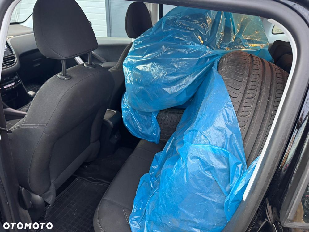 Peugeot 2008 1.6 e-HDi Allure S&S - 19