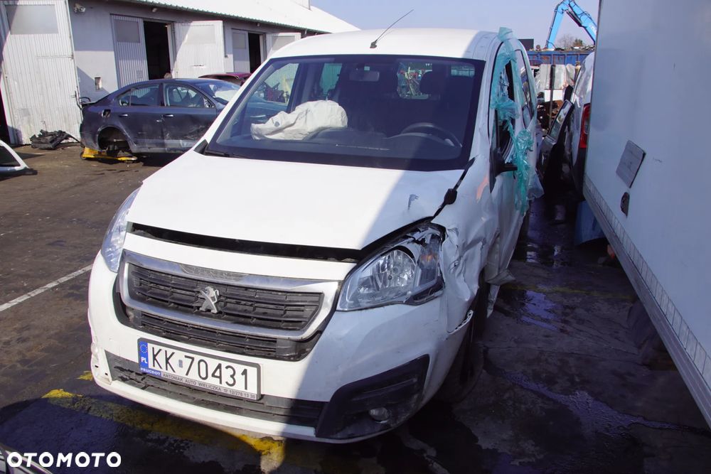 Auto na części - Peugeot Partner II Tepee Lift 1.6 HDI 99 KM BH02 20ET23 EWP 2016R Silnik Skrzynia Drzwi Błotnik Zderzak Lampa Lusterko Szyba Klamka Deska Kokpit Sterownik Moduł Czujnik Licznik Panel Kierownica - 8