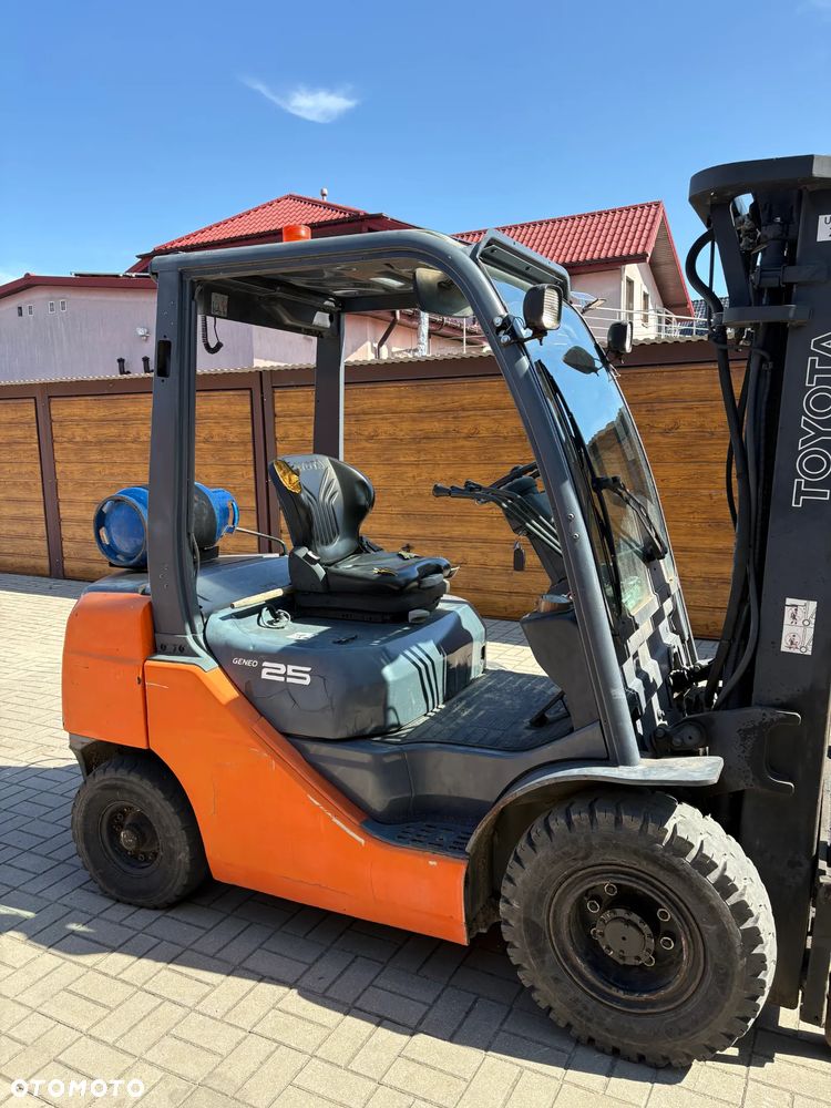 Toyota 02-8FGF25 wózek widłowy 2010R. LPG TRIPLEX - 2
