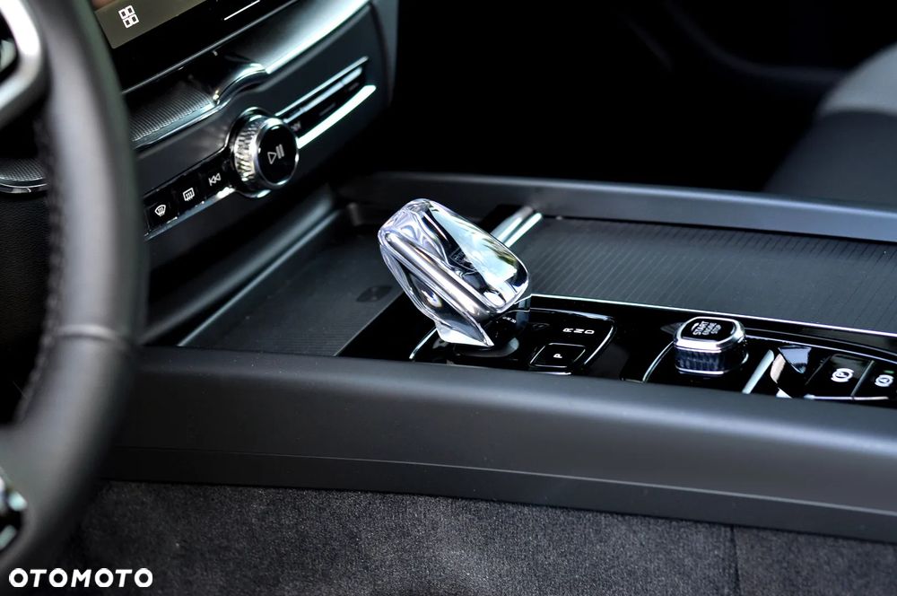 Volvo XC 60 B5 B AWD Plus Dark - 24