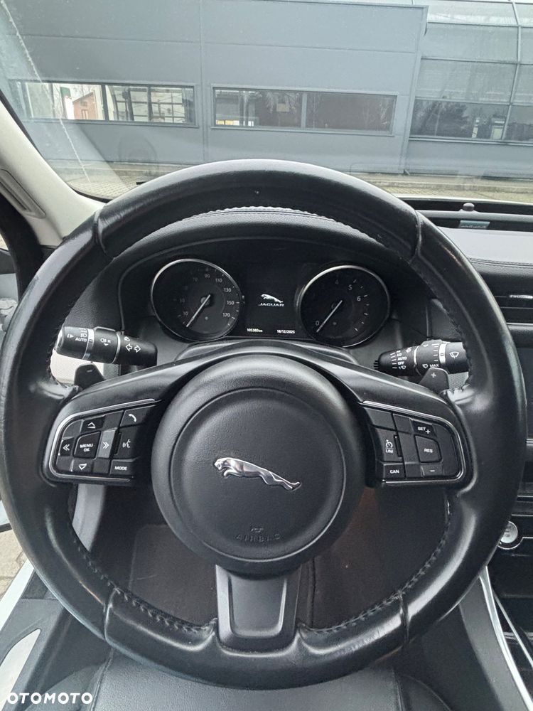 Jaguar XF 35t Prestige - 8