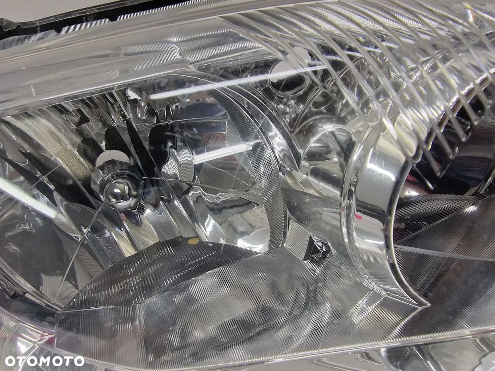 TOYOTA COROLLA E15 LIFT 10- PRAWA LAMPA PRZEDNIA PRZÓD  NR AUKCJI LL59 - 5