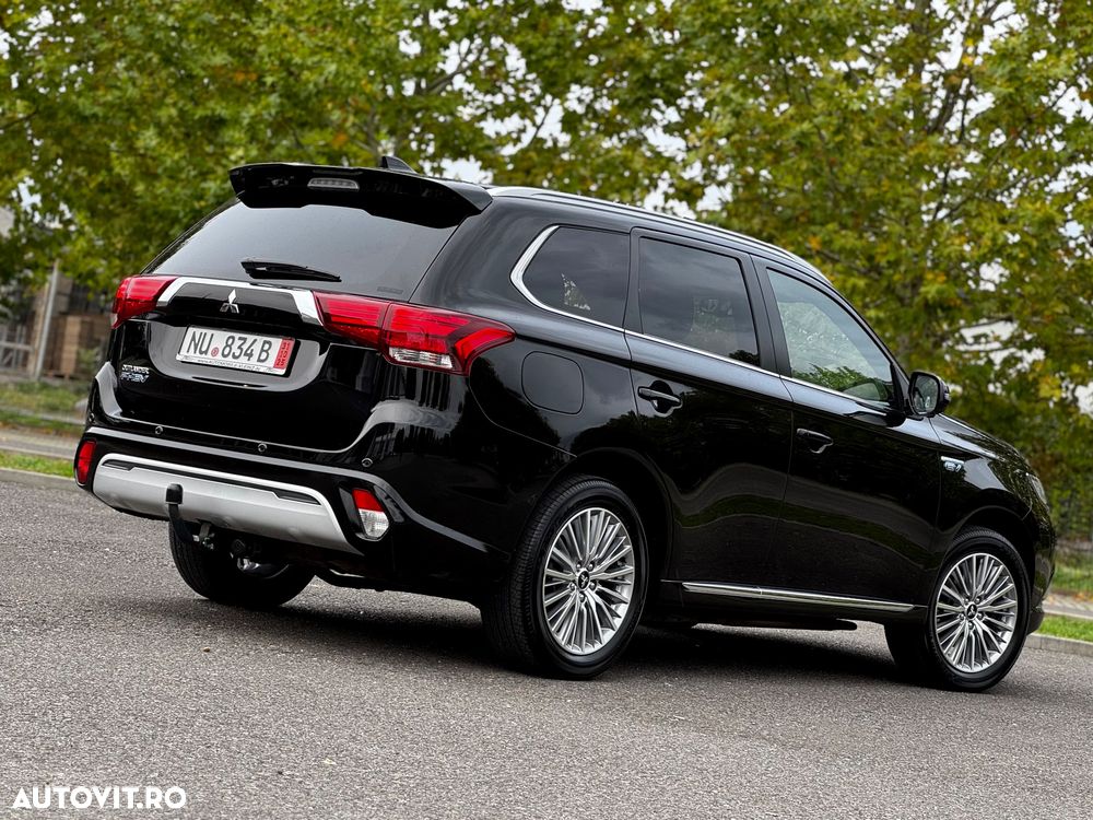 Mitsubishi Outlander 2.4 4WD Plug-In Hybrid Top - 34