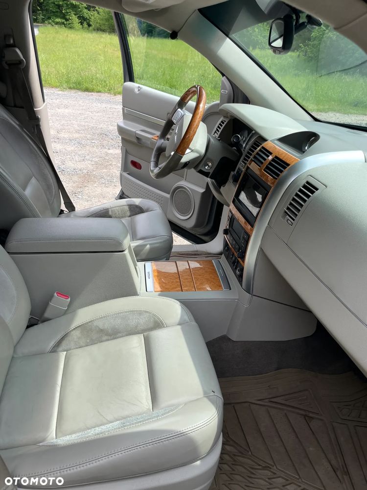 Chrysler Aspen - 12