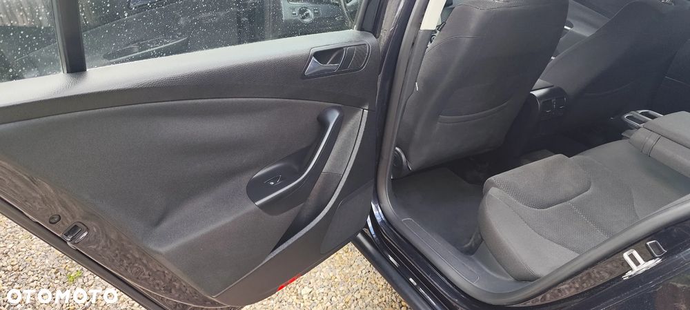 Volkswagen Passat 1.6 FSI Comfortline - 25