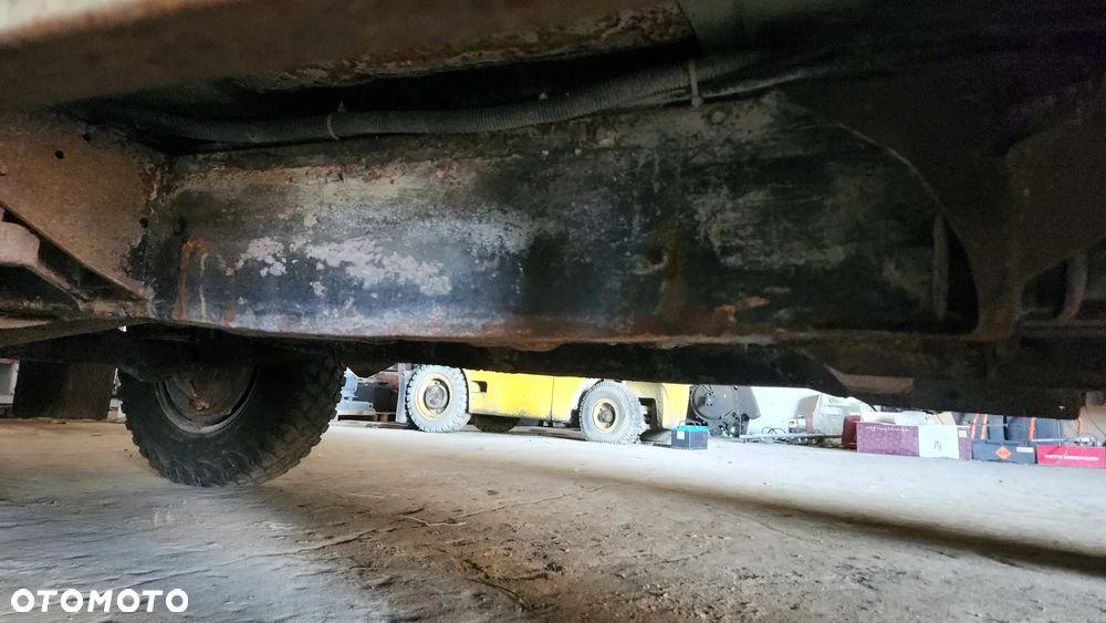Land Rover Defender 2.5 TDI - 11