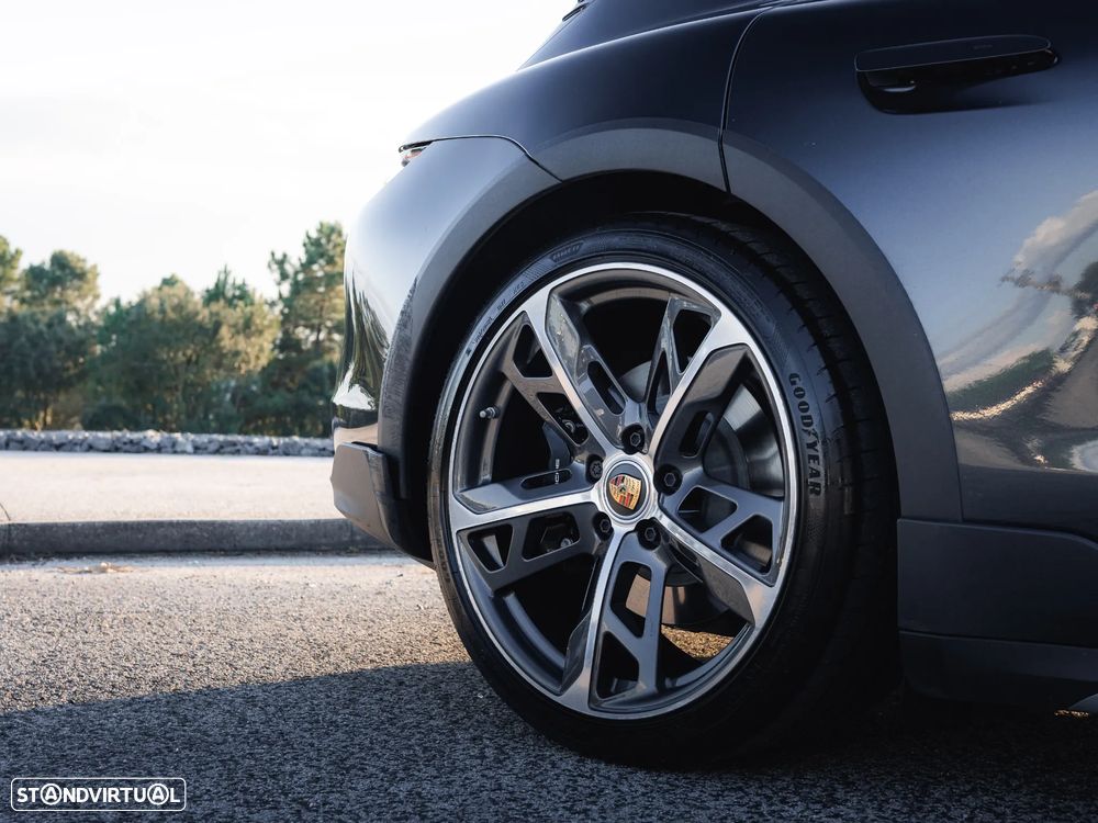 Porsche Taycan Cross Turismo 4S - 32