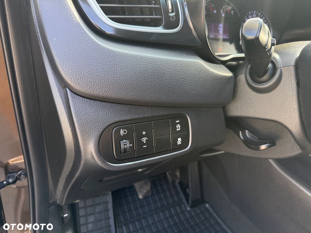 Kia Carens 1.6 GDI Dream-Team Edition - 23