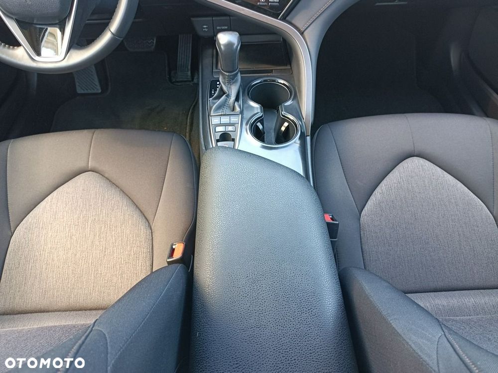 Toyota Camry 2.5 Hybrid Comfort CVT - 24