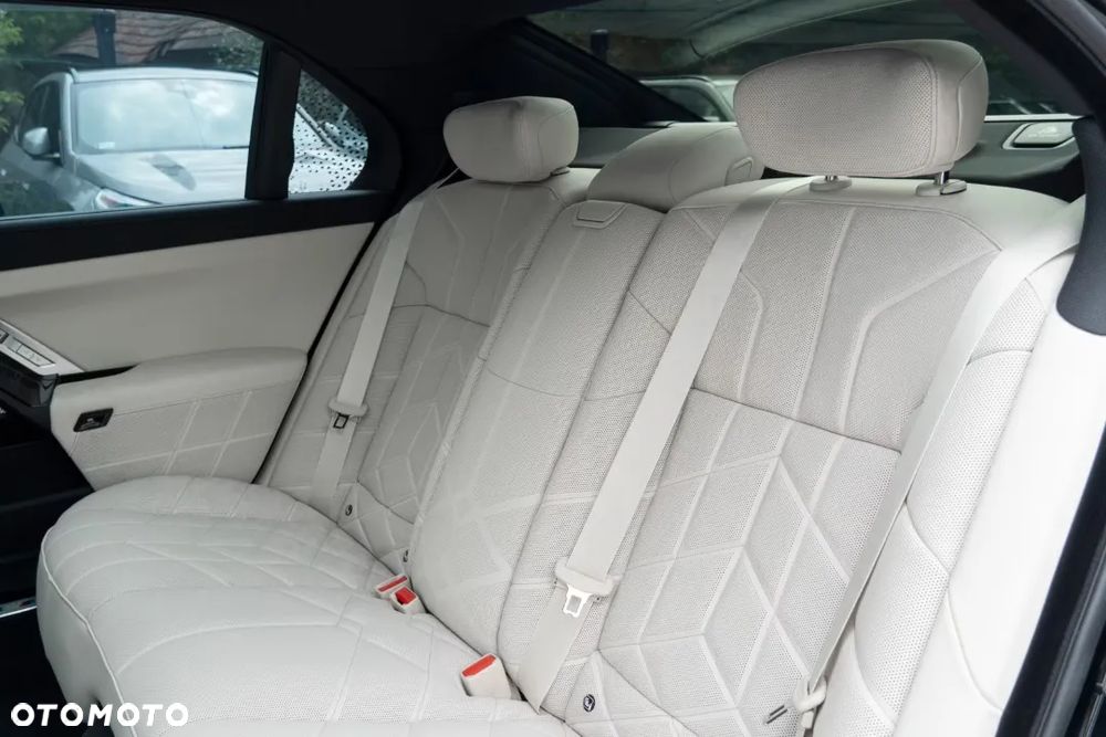 BMW Seria 7 - 28