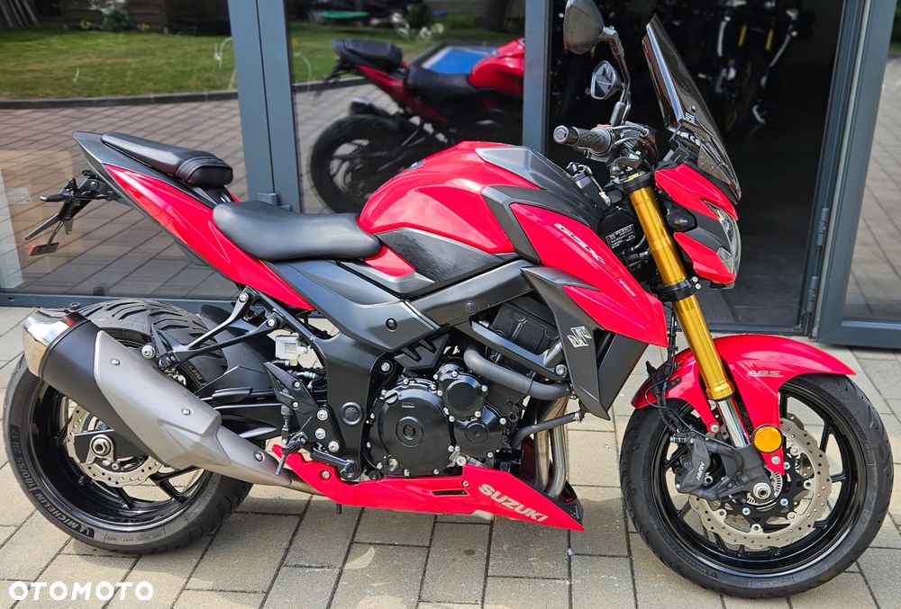 Suzuki GSX - 17