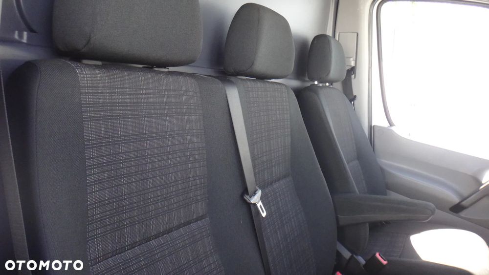 Mercedes-Benz Sprinter - 13
