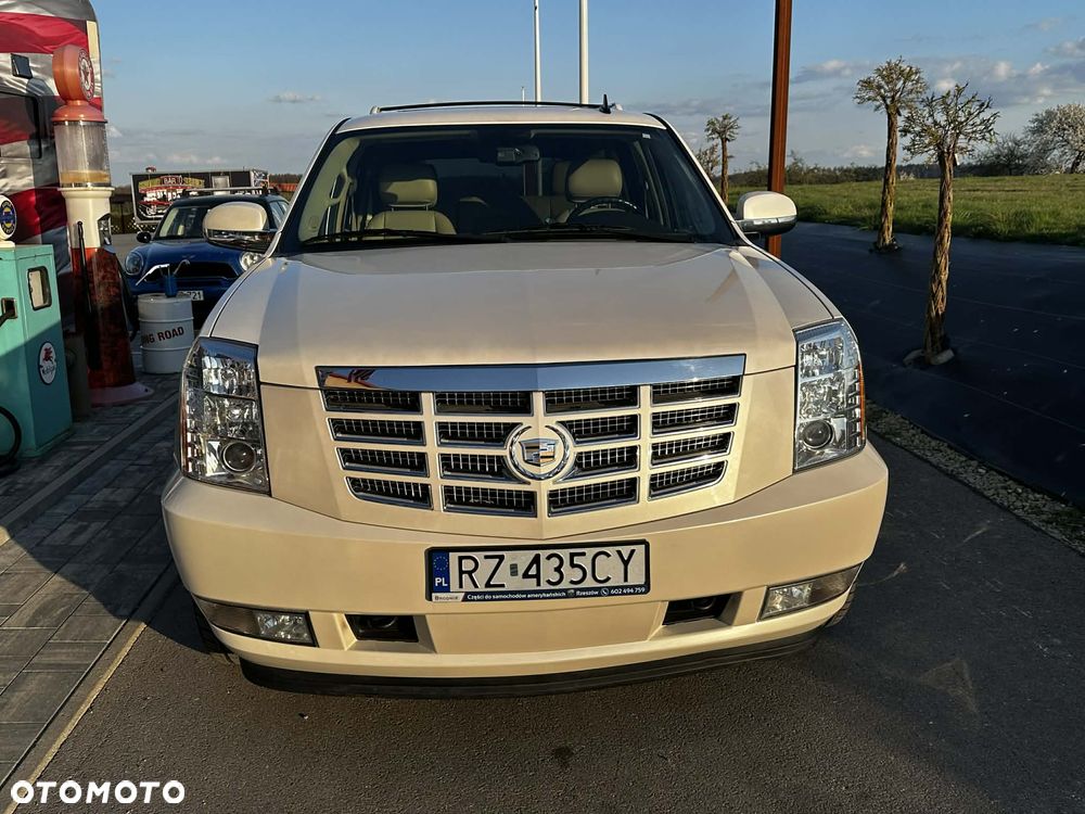 Cadillac Escalade - 3