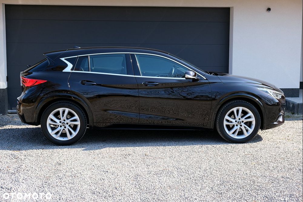 Infiniti Q30 - 12