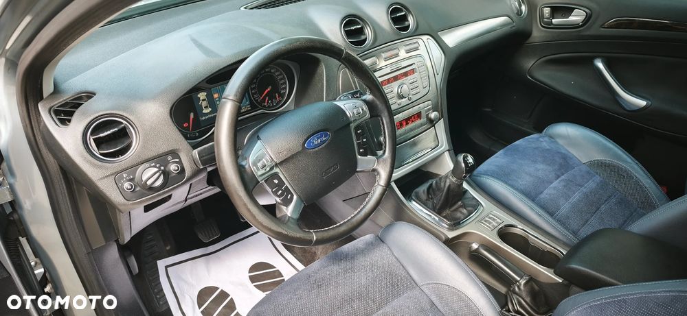 Ford Mondeo 2.0 Ghia - 11