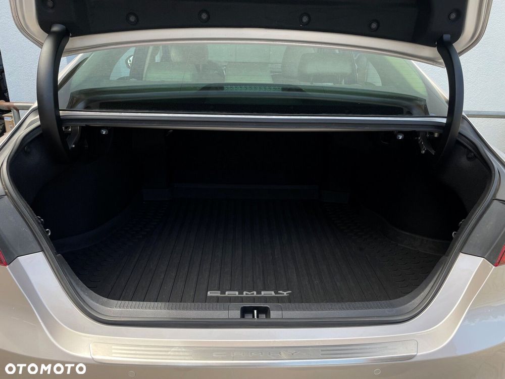 Toyota Camry - 25