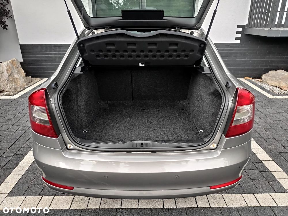Skoda Octavia 1.6 Ambiente - 11