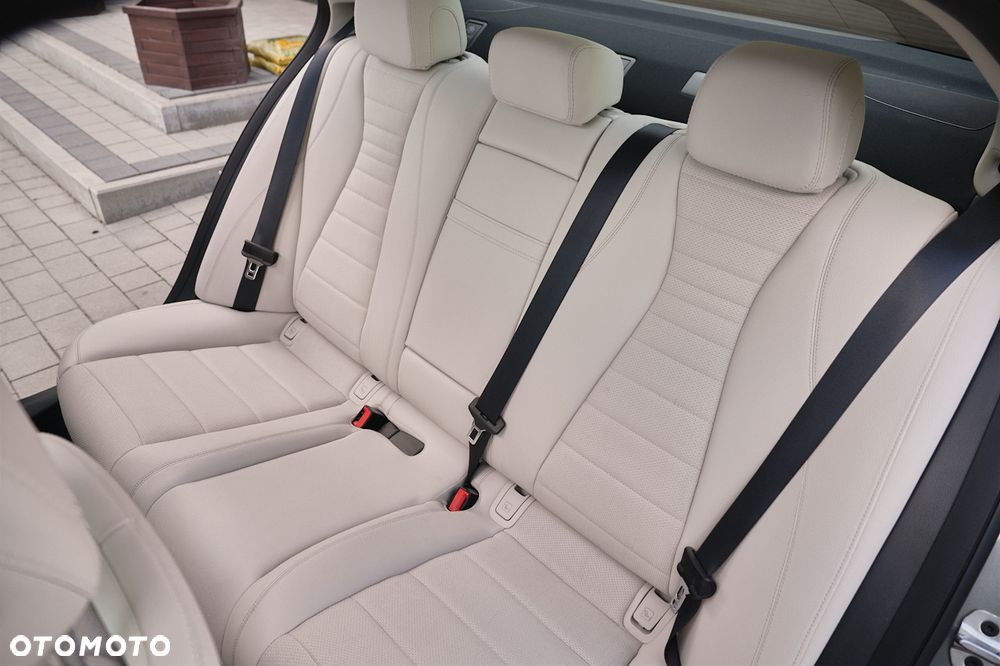 Mercedes-Benz Klasa E 220 d 4-Matic 9G-TRONIC - 19