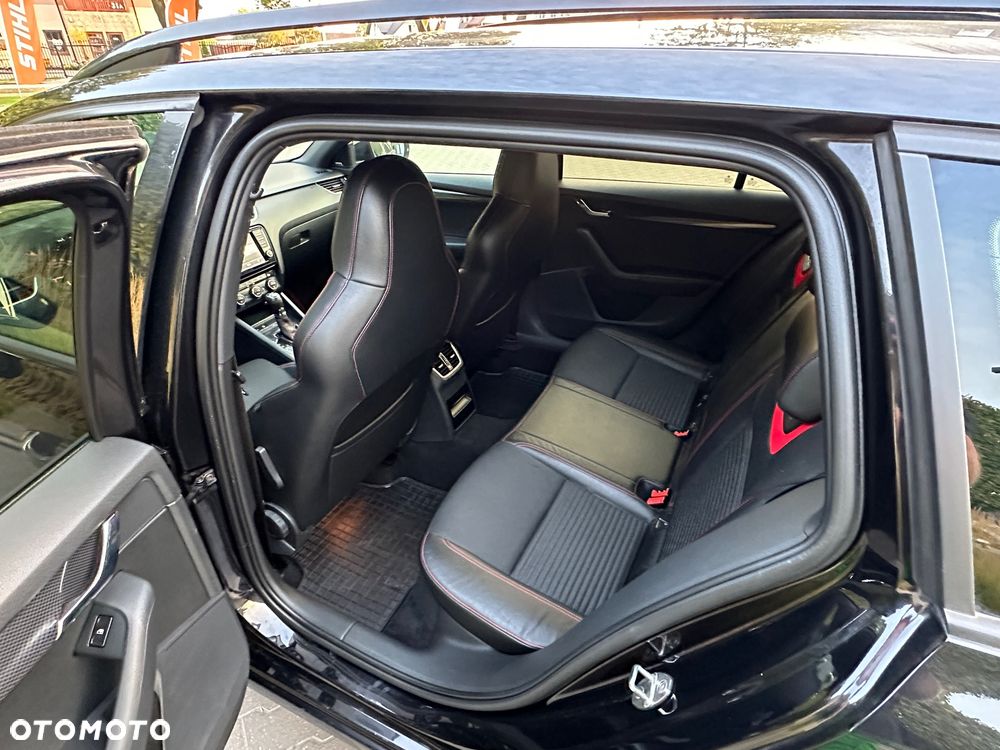 Skoda Octavia Combi 2.0 TDI DSG RS - 23