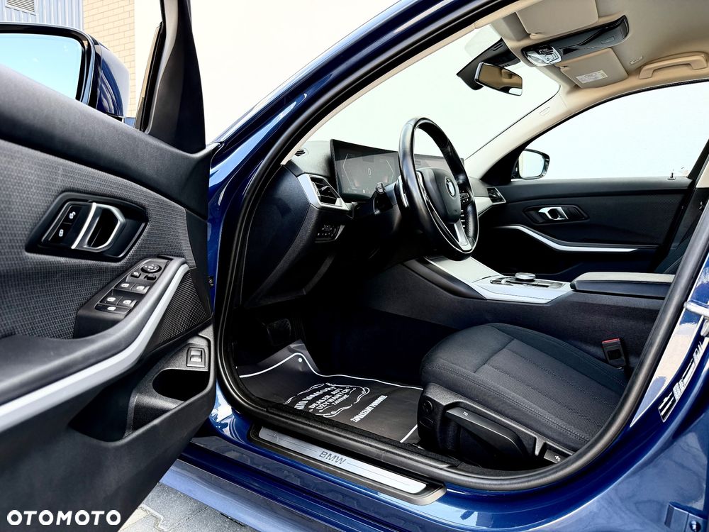 BMW Seria 3 318d Sport Line - 23