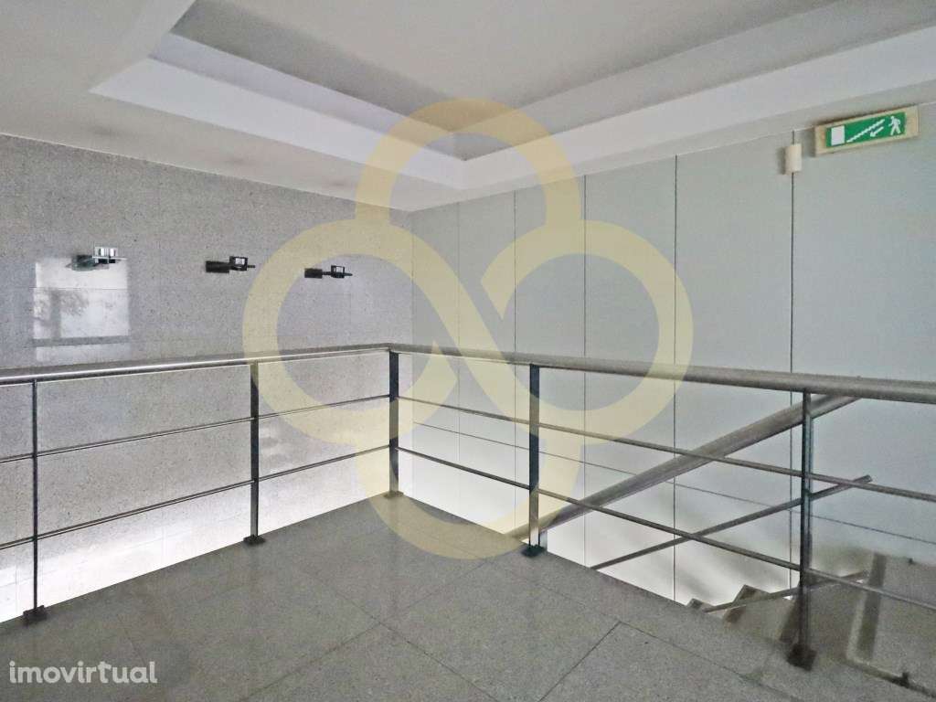 Loja na Reboleira em frente a estação CP com 2 pisos Amadora - Grande imagem: 4/21