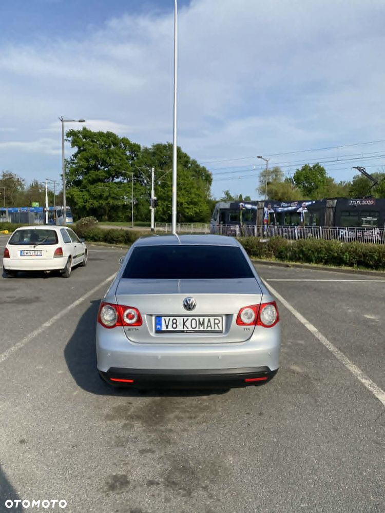 Volkswagen Jetta 1.6 TDI Comfortline - 4