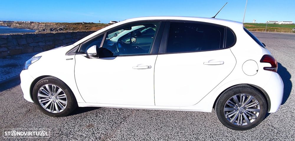 Peugeot 208 1.2 PureTech Signature - 1