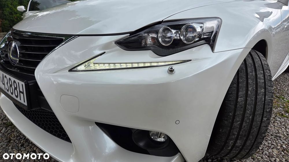 Lexus IS 300h Prestige - 34