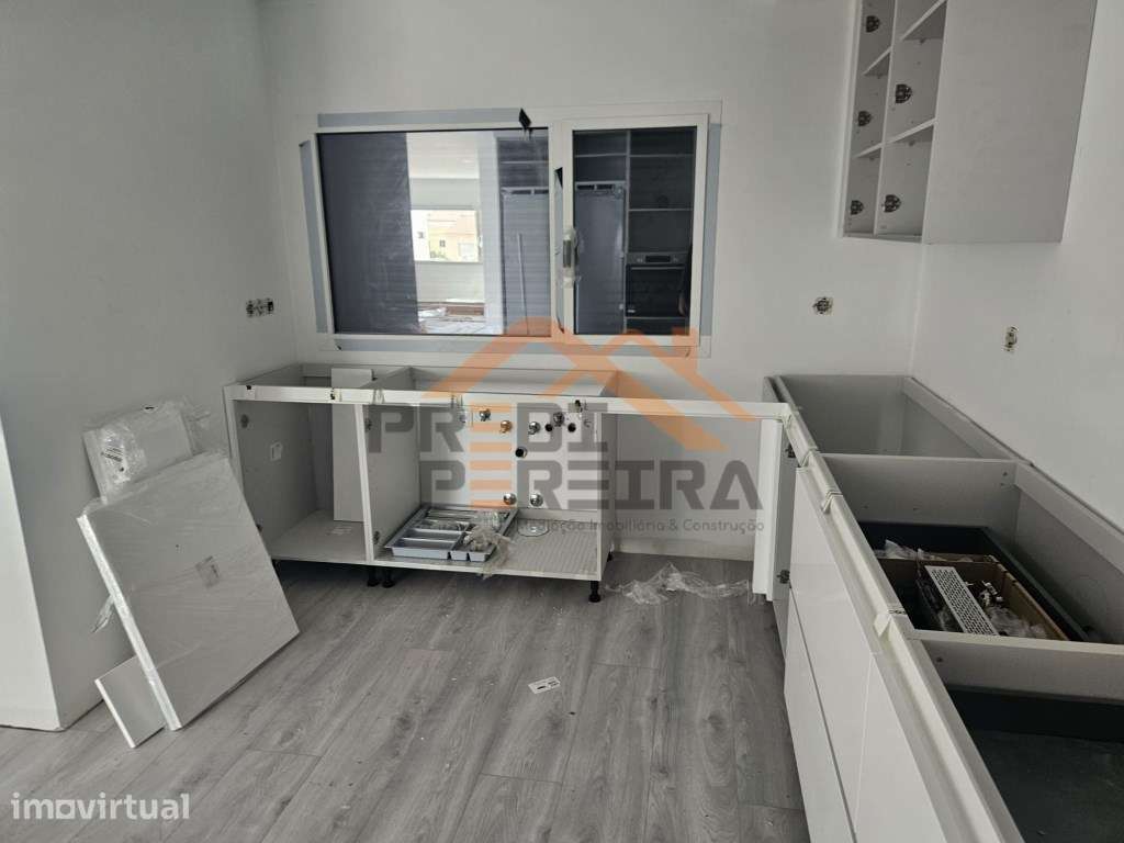 Situada na zona da Ramada/Caneças, fantástica moradia T3+1. - Grande imagem: 3/60