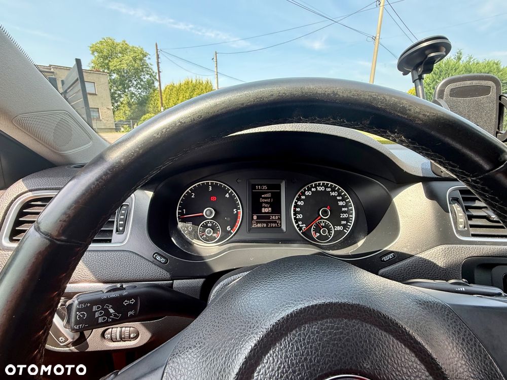 Volkswagen Jetta - 8