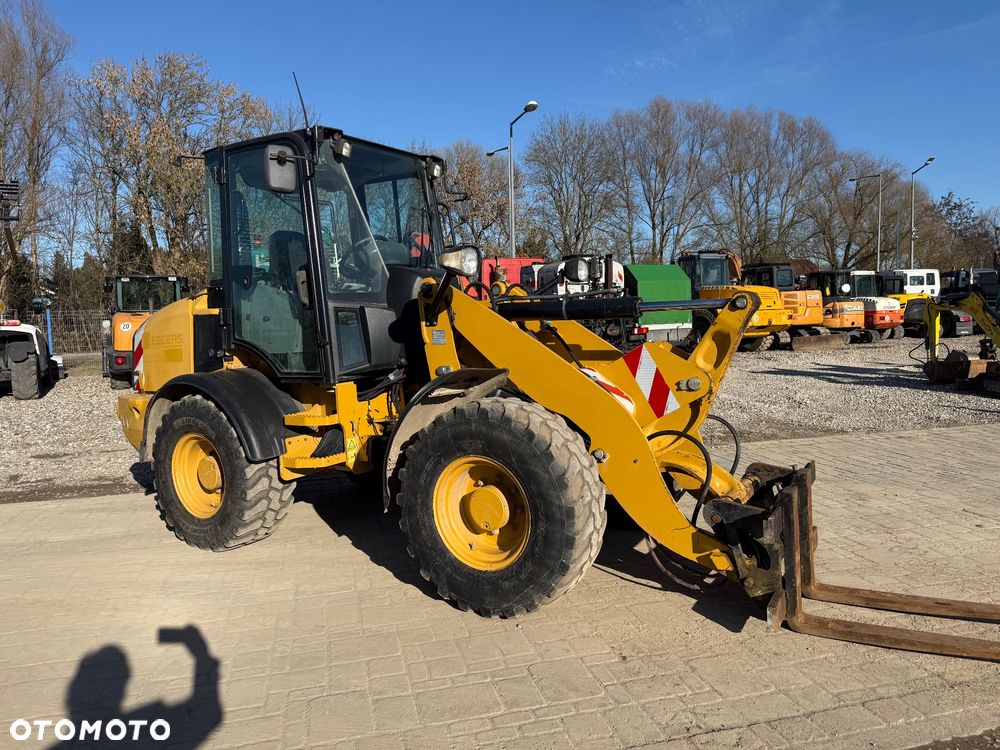 Caterpillar 908M - 1