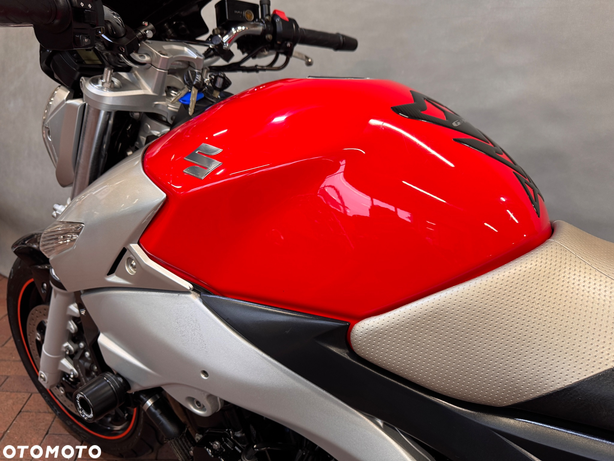 Suzuki GSR - 26